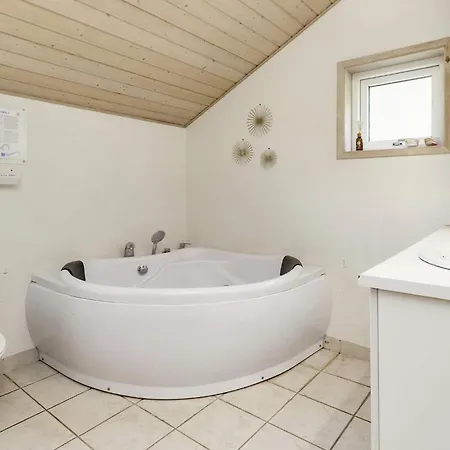 Four-bedroom In Storvorde Egense